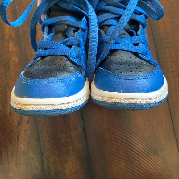 Nearly New High Top OG Retro Air Jordans - Picture 5 of 15